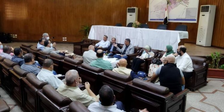 رئيس جهاز ٦ أكتوبر يلتقي سكان منطقة القرى السياحية لبحث مقترحاتهم وشكاواهم