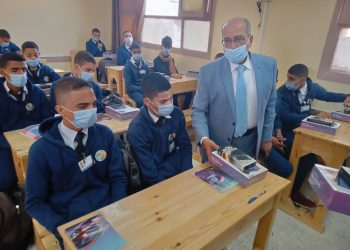 مياه الاسكندرية توزع أجهزة تابلت على طلاب المدرسة الفنية