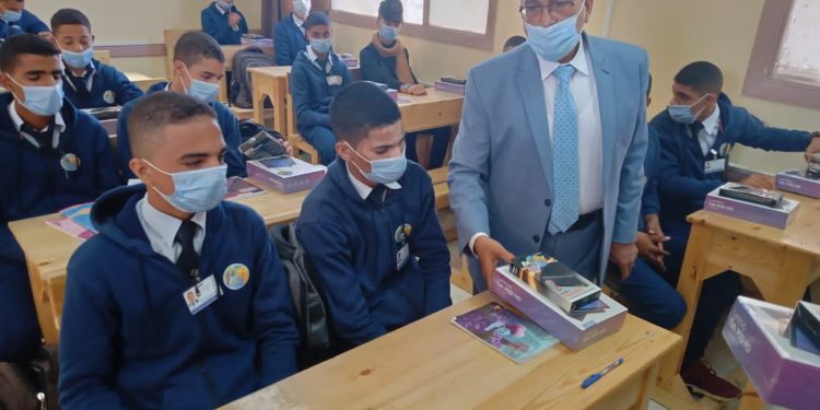 مياه الاسكندرية توزع أجهزة تابلت على طلاب المدرسة الفنية