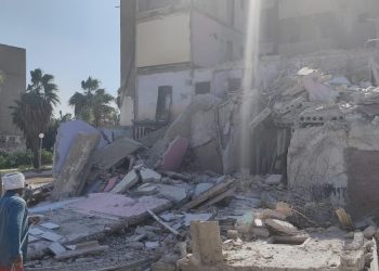 احدى العقارات المنهارة