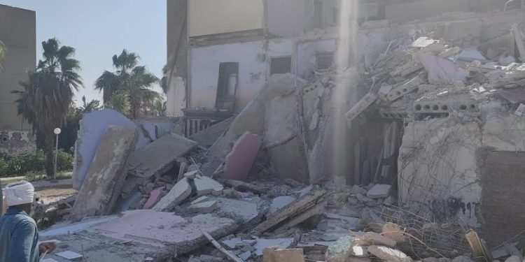 احدى العقارات المنهارة