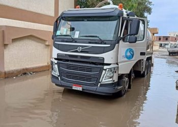 مياه البحر الأحمر تسحب تجمعات الأمطار وتواصل اعلان حالة الطوارئ