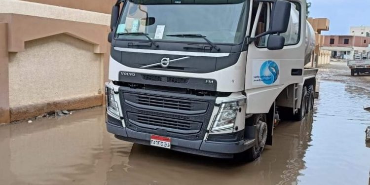 مياه البحر الأحمر تسحب تجمعات الأمطار وتواصل اعلان حالة الطوارئ