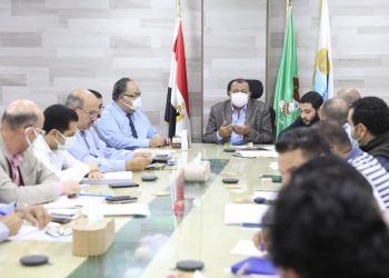 باستثمارات 800 مليون جنيه.. رئيس مياه المنيا يتابع نسب تنفيذ محطات مياه حياة كريمة مع الشركات المنفذة