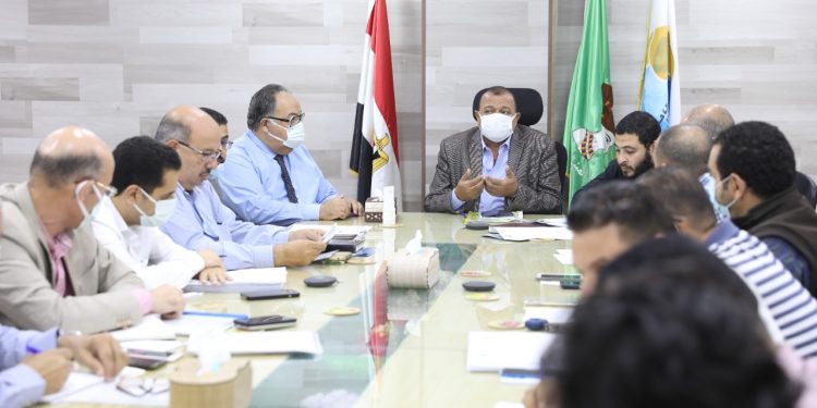 باستثمارات 800 مليون جنيه.. رئيس مياه المنيا يتابع نسب تنفيذ محطات مياه حياة كريمة مع الشركات المنفذة