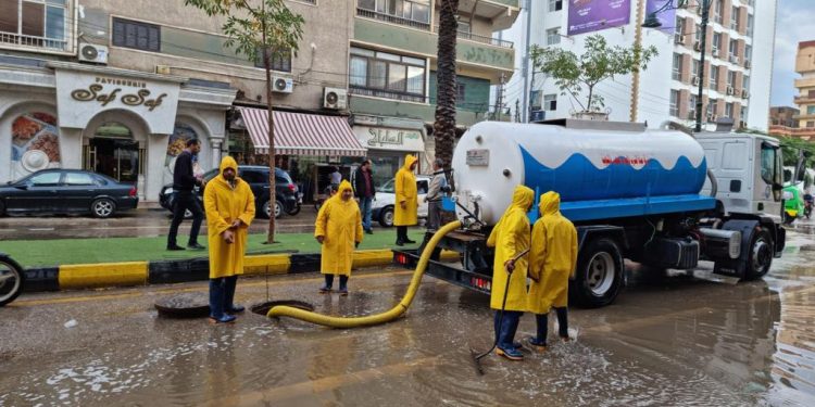 مياة المنوفية: تتابع ميدانيا عمليات شفط تجمعات مياه الأمطار بشوارع شبين الكوم