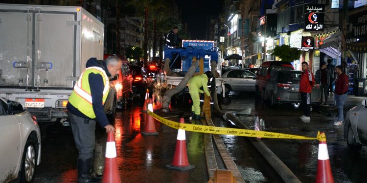 استمرار أعمال سحب تجمعات مياه الأمطار فى الإسكندرية