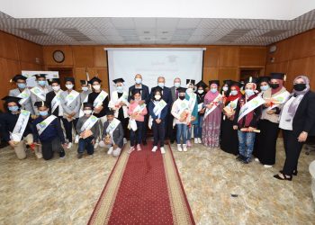 رئيس القابضة للمياه يكرم أبناء العاملين المتفوقين دراسيا