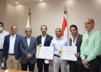 تسليم شهادة اعتماد سلامة ومأمونية المياه لفنادق بالغردقه ومرسي علم