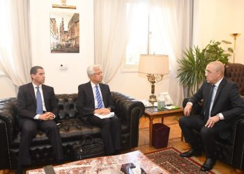وزير الإسكان يعرض على مسئولى البنك الدولي التجربة العمرانية المصرية