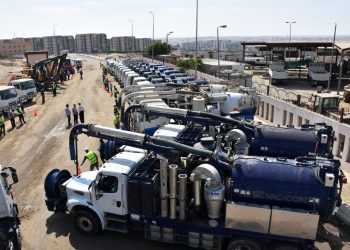 وزير الإسكان يتابع مشروعات تطوير منظومة الصرف الصحي واستعدادات فصل الشتاء في القاهرة الجديدة