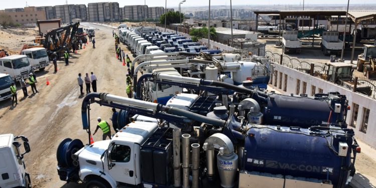 وزير الإسكان يتابع مشروعات تطوير منظومة الصرف الصحي واستعدادات فصل الشتاء في القاهرة الجديدة