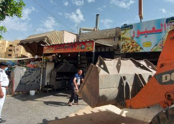 جانب من حملة الإزالة بالعبور