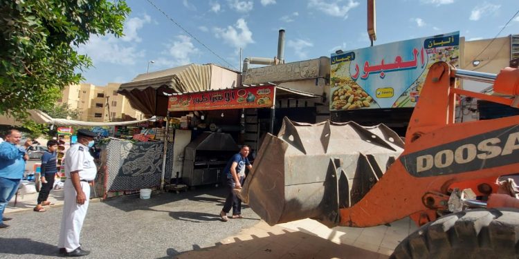 جانب من حملة الإزالة بالعبور