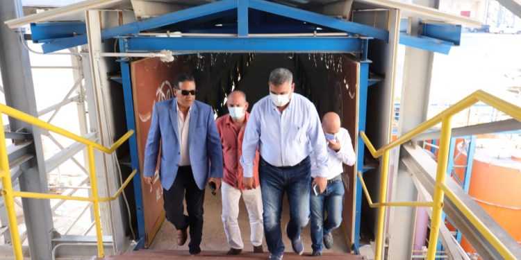 رئيس جهاز مدينة الصالحية الجديدة يتفقد منظومة الصرف الصناعي بعددٍ من المصانع للتأكد من مطابقتها للمواصفات