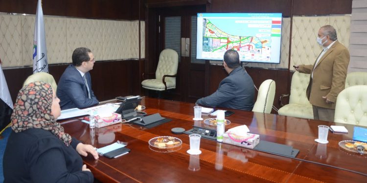 معاون وزير الإسكان يبحث مع مسئولي منطقة قناة السويس المشروعات التنموية واستعمالات الاراضي فى بورسعيد  الجديدة “سلام”