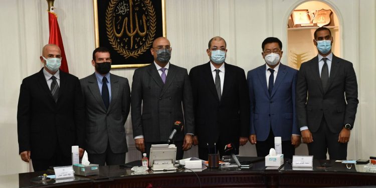 وزير الإسكان ومحافظ الجيزة يستعرضان البدائل التخطيطية لتطوير المنطقة المحيطة بالمتحف المصري الكبير