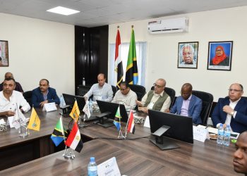 وزير الإسكان يعقد اجتماعا مع وزير الطاقة التنزاني لاستعراض تطور الأعمال في سد جوليوس نيريري