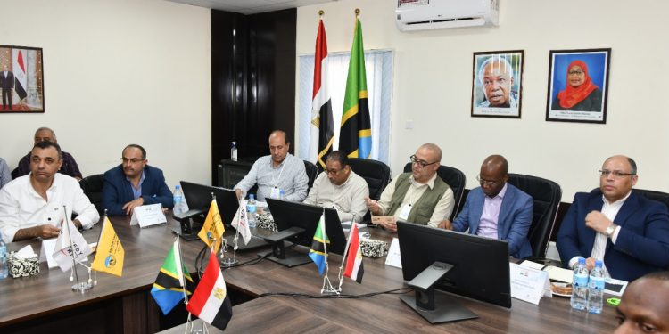 وزير الإسكان يعقد اجتماعا مع وزير الطاقة التنزاني لاستعراض تطور الأعمال في سد جوليوس نيريري