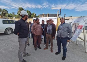 تنفذه المقاولون العرب.. رئيس هيئة الطرق والكباري يتفقد محور دراو بأسوان