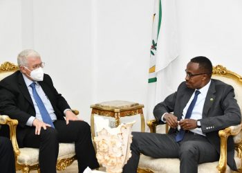 وزير الدفاع الرواندى يستقبل رئيس المقاولون العرب