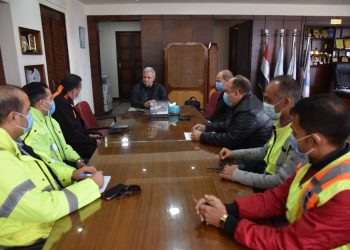 رئيس القابضة للمياه يجتمع مع قيادات الصرف الصحى لمناقشة الحلول الفنية لمواجهة الأمطار بالاسكندرية