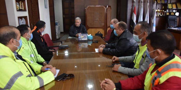 رئيس القابضة للمياه يجتمع مع قيادات الصرف الصحى لمناقشة الحلول الفنية لمواجهة الأمطار بالاسكندرية