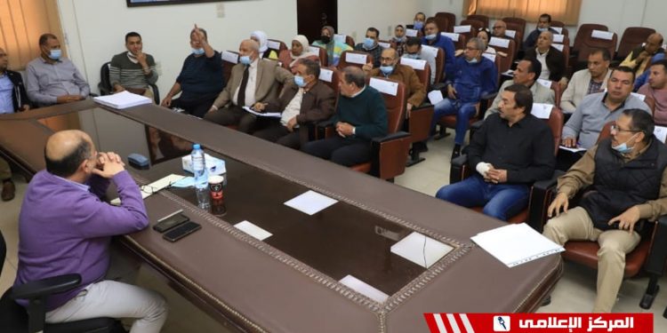 رئيس مياه أسيوط يجتمع بمديري عموم المناطق للتأكيد على معايير جودة الخدمة