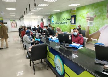 يخدم 160 ألف مواطن.. رئيس مياه البحيرة يتابع خدمات مركز خدمة العملاء فى دمنهور