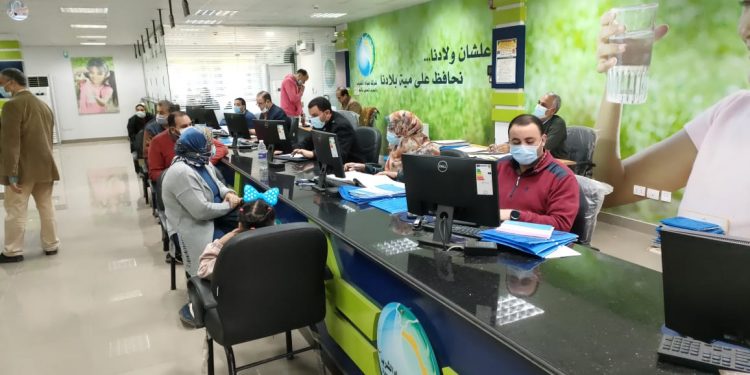 يخدم 160 ألف مواطن.. رئيس مياه البحيرة يتابع خدمات مركز خدمة العملاء فى دمنهور