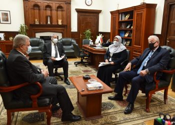 “محافظ جنوب سيناء” و”رئيس القابضة للمياه” يجتمعان لمناقشة آليات تطوير وتحسين منظومة المرافق بالمحافظة