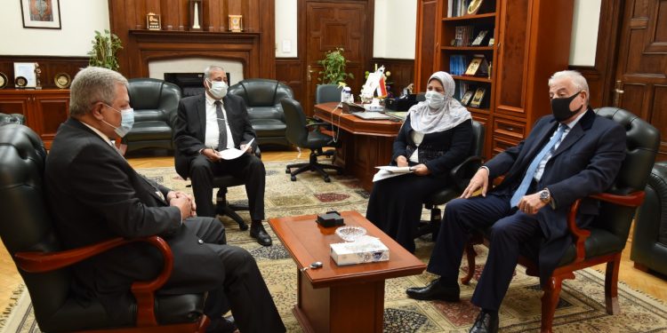 “محافظ جنوب سيناء” و”رئيس القابضة للمياه” يجتمعان لمناقشة آليات تطوير وتحسين منظومة المرافق بالمحافظة