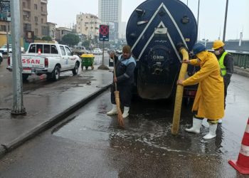 غرفة عمليات القابضة للمياه تتابع التعامل مع الأمطار فى المحافظات