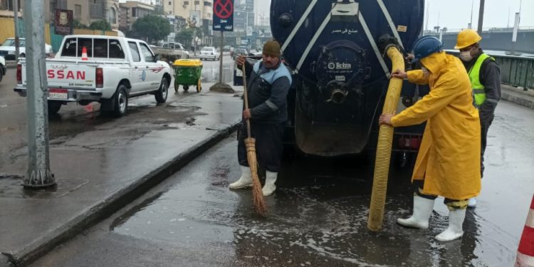 غرفة عمليات القابضة للمياه تتابع التعامل مع الأمطار فى المحافظات