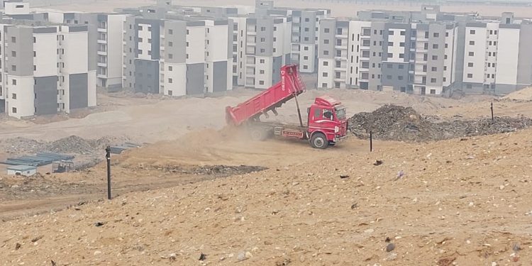 مسئولو “الإسكان” يتفقدون مشروع الغلق الآمن لمقلب السلام العمومي تحت إشراف جهاز العبور