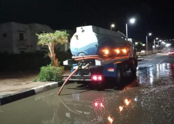 استمرار أعمال سحب مياه السيول من شوارع جنوب سيناء