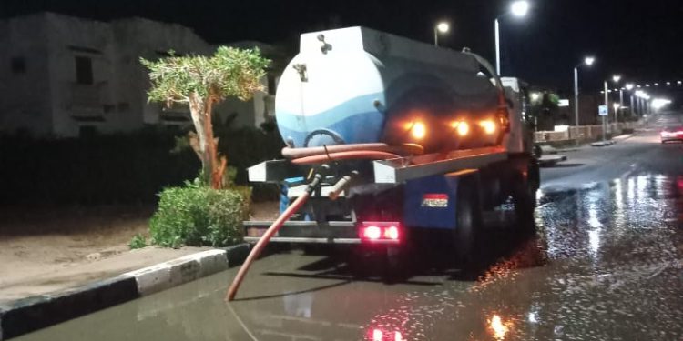 استمرار أعمال سحب مياه السيول من شوارع جنوب سيناء