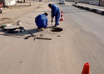 مياه القناة تواصل تركيب أغطية مطابق الصرف الصحى المفقودة والتالفة