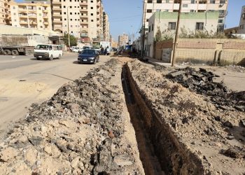 رئيس مياه الشرب بالبحيرة يتفقد أعمال إنشاء تنفيذ خط مياه بمنطقة الحميات