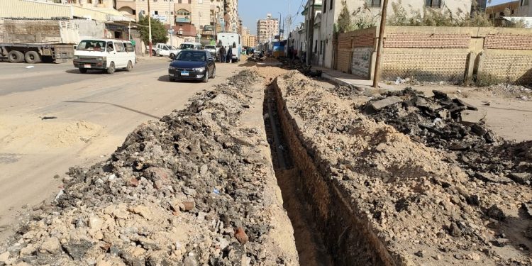 رئيس مياه الشرب بالبحيرة يتفقد أعمال إنشاء تنفيذ خط مياه بمنطقة الحميات