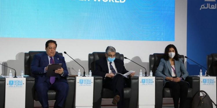 النائب محم أبو العينين خلال الندوة