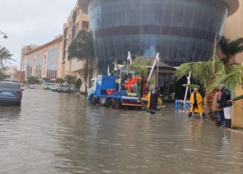 توفير 45 سيارة.. القابضة للمياه تتابع جهود شركة مطروح فى إزالة تجمعات الأمطار