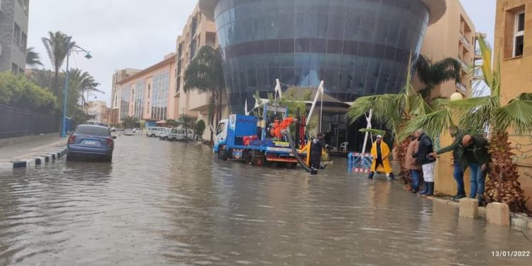 توفير 45 سيارة.. القابضة للمياه تتابع جهود شركة مطروح فى إزالة تجمعات الأمطار