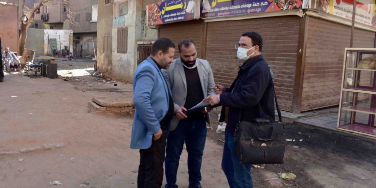 مياه سوهاج تستطلع أراء المواطنين بالمنشأة للتعرف على جودة الخدمات المقدمة