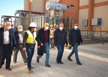 مسئولو “الإسكان” يتفقدون مشروعات الكهرباء والطرق والمرافق بالعاشر من رمضان