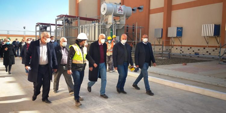 مسئولو “الإسكان” يتفقدون مشروعات الكهرباء والطرق والمرافق بالعاشر من رمضان