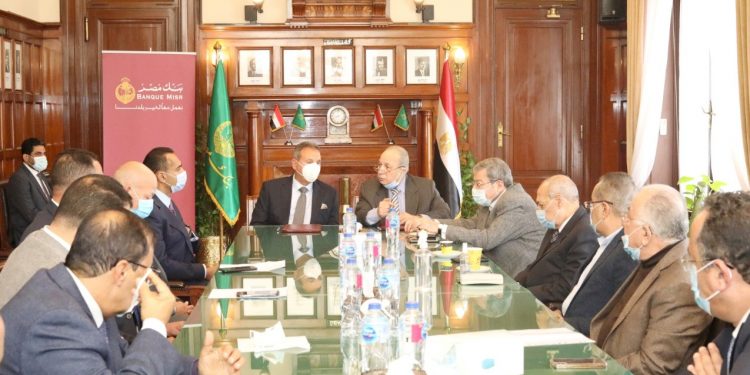 جانب من اجتماع مسئولى الاتحاد ومسئولى بنك مصر