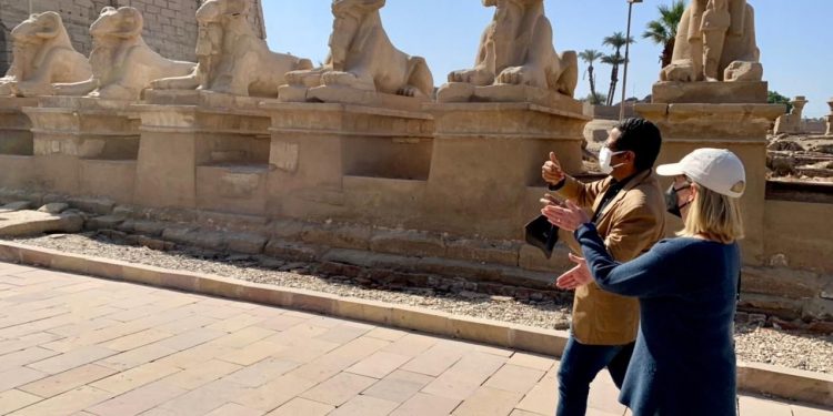 ليزلى ريد خلال الجولة بالأقصر