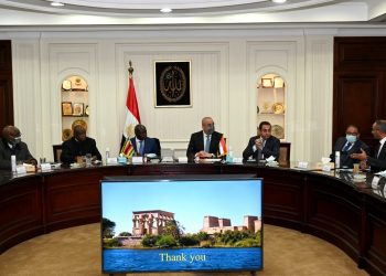 وزير الإسكان الزيمبابوى خلال اللقاء