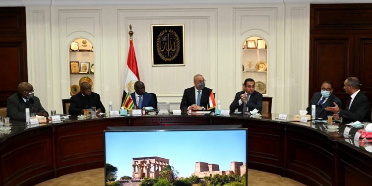 وزير الإسكان الزيمبابوى خلال اللقاء